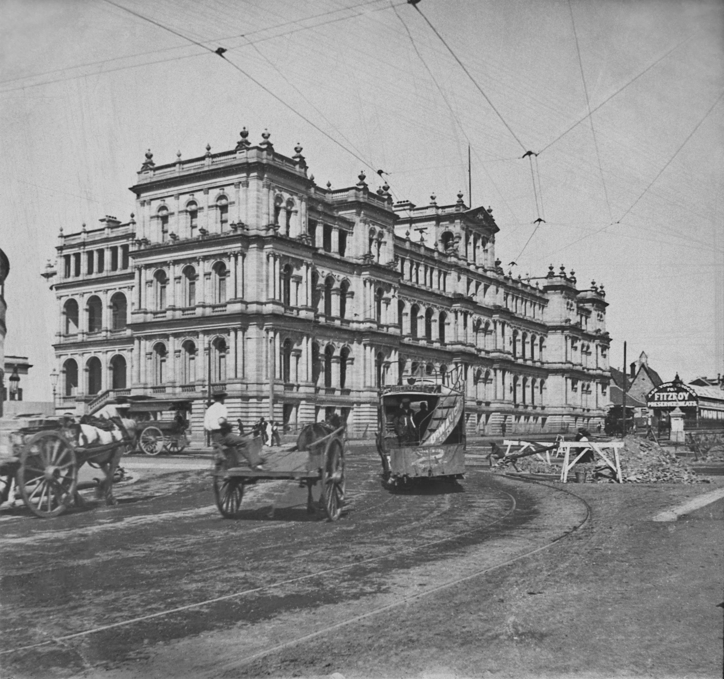 L'Estrange, Robert Augustus Henry (1910) Street scene with the Treasury Building in the background.
https://digitalcollections.qut.edu.au/5106/